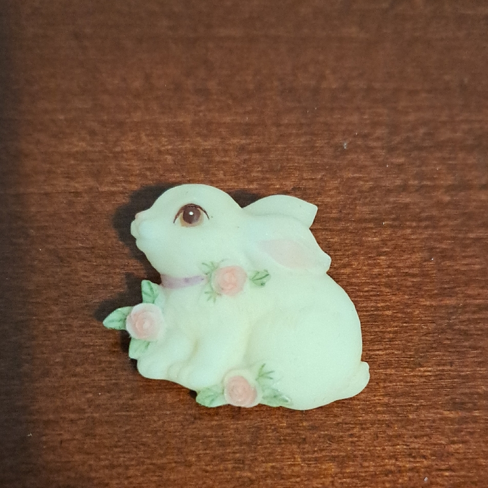 Seraphim Classics Gentle Bunny Second Year Membership Pin 1998